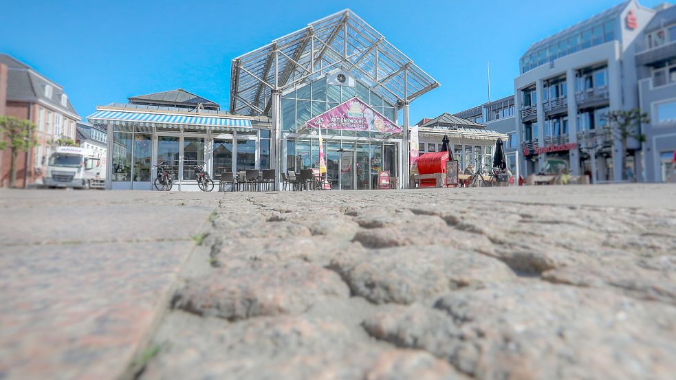 Die Markthalle in Aurich. Das Gebäude steht zu großen Teilen leer. Foto: Romuald Banik