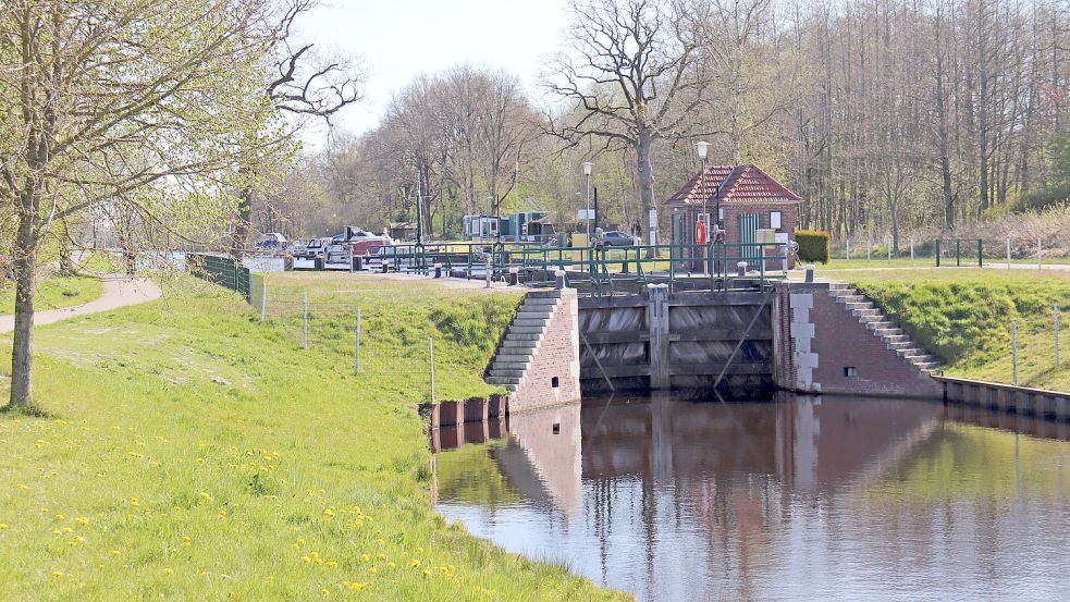 •Zwischen Emden und Wilhelmshaven müssen die Bootjefahrer sechs Schleusen wie diese in Wiesens passieren. Fotos: Heino Hermanns