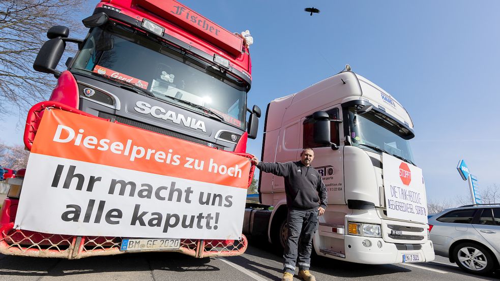 Einige Spediteure und Fahrer haben sich zusammengeschlossen, um gegen die zu hohen Spritpreise zu demonstrieren. Foto: DPA