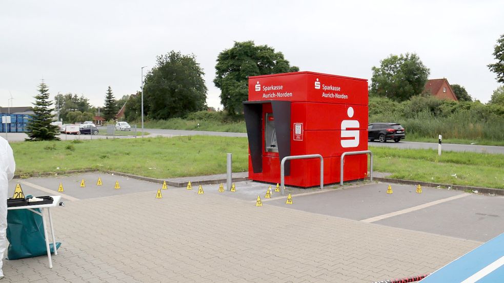 Im vergangenen Juli beschädigten mutmaßliche Räuber zwar den Geldautomaten, erbeuteten aber kein Geld. Mutmaßliche Helfer zur Tat wurden nun in den Niederlanden verhaftet. Foto: Aike Ruhr