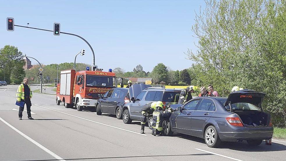 Drei Autos waren in einen Unfall auf der B72 in Marienhafe verwickelt. Fotos: Tammen