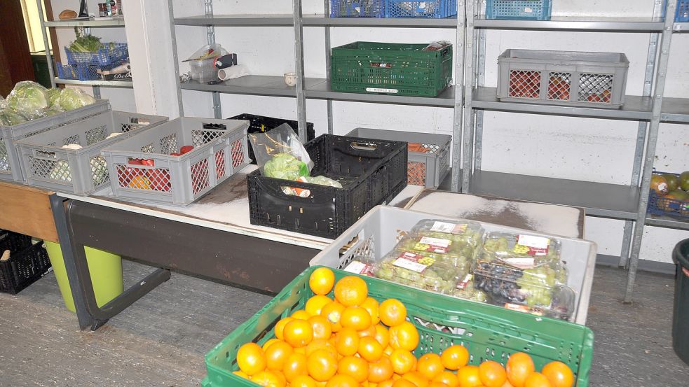 Viele Regale in der Ausgabestelle der Tafel in Aurich bleiben leer. Foto: Kim Hüsing