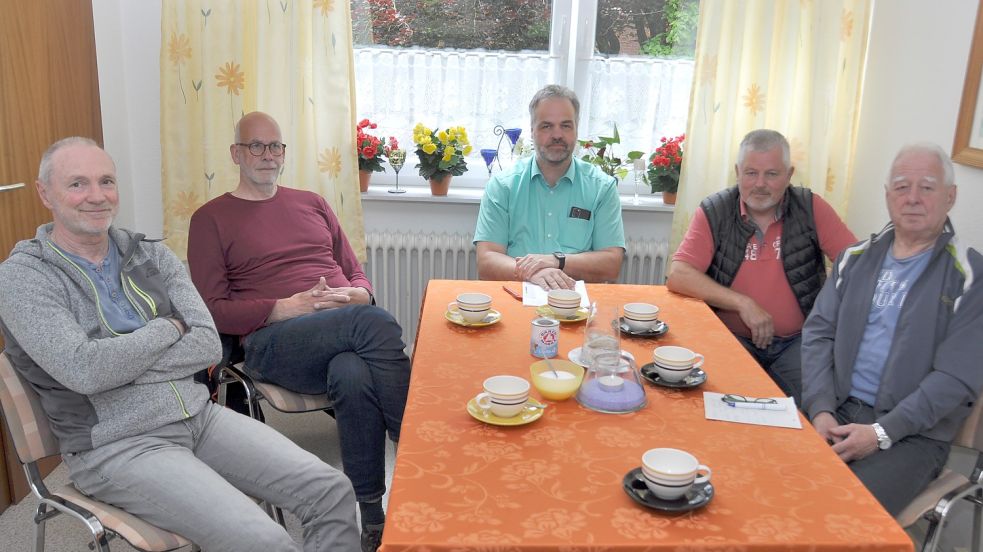 Krisengespräch: In Aurich kommen Detlef Teiwes (v.l.), Hanke Rippen, Matthias Caspers, Christoph Meier und Ernst Kuntner von der Tafel zusammen. Sie suchen nach einer Lösung aus einer schwierigen Situation. Foto: Kim Hüsing