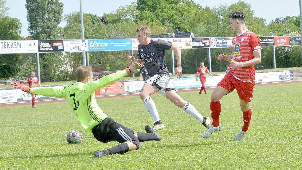 Der Auricher Maurice Bombach (rechts) bereitete den frühen Führungstreffer der SpVg gegen den VfB Uplengen vor. Er spielte den Ball zum mitgelaufenen Moustapha Camara, der unbedrängt abschloss. Fotos: Bernd Wolfenberg