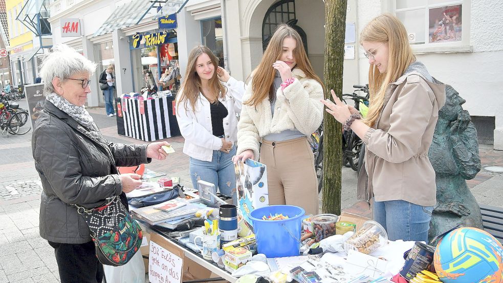 Marianne Falkenberg (links) hat am Stand der Abiturientinnen etwas gewonnen, und zwar einen Zollstock. Foto: Gerd-Arnold Ubben