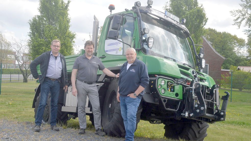Auch Branchenriese Lankhorst Nord, der im Januar 2021 die Raiffeisen-Niederlassung im Industriegebiet Aurich-Nord übernahm, gehört zu den Ausstellern der Landwirtschaftsmesse. Den Unimog präsentieren Eventmanager von CNO-EXPO Hinrich Ufkes (von rechts) und die Lankhorst-Verkaufsleiter Dieter Skora und Heiko Fabricius. Foto: Gerd-D. Gauger
