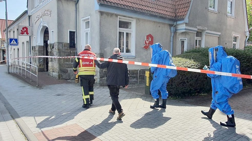 Spezialkräfte der Feuerwehr Norden und Aurich sind in Hage im Einsatz. Chemikalien sind in einer Apotheke ausgelaufen. Foto: Rebecca Kresse