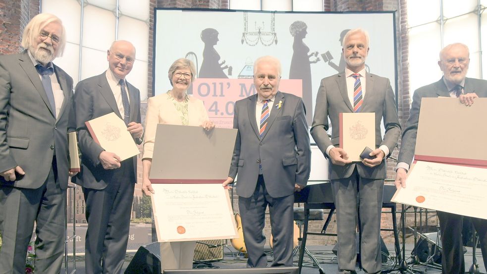 Die Geehrten beim „Oll Mai“ in Emden (von links): Georg Murra-Regner, Dr. Bernd Kappelhoff, Kerstin Buss, Landschaftspräsident Rico Mecklenburg, Helmuth Brümmer und Gerd Rokahr. Foto: Landschaft