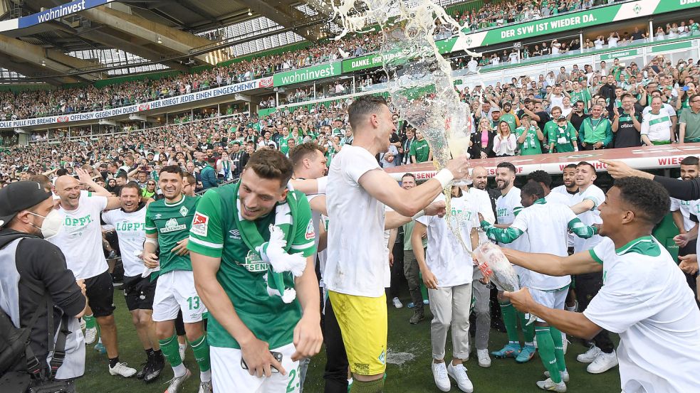 Die Werder-Spieler feiern die Rückkehr in die Fußball-Bundesliga. Viele Ostfriesen feierten mit. Fotos: DPA/privat