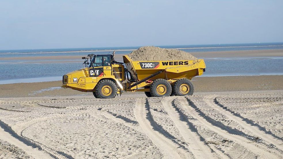 Ein Dumper füllt den Strand mit Sand auf. Foto: privat