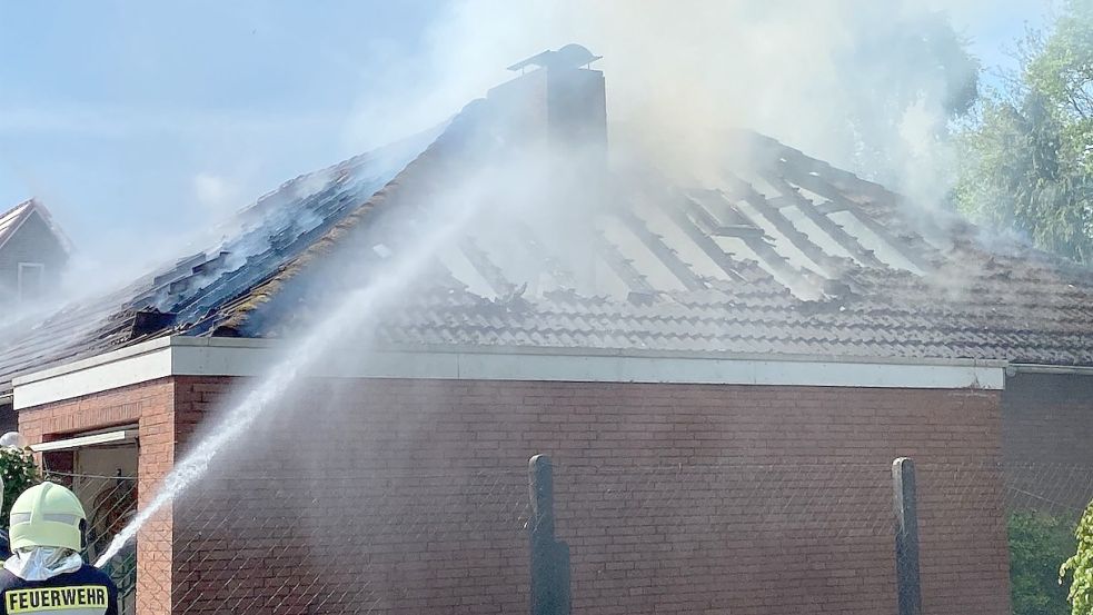 Das Haus an der Straße Am Sportplatz steht in Vollbrand. Foto: privat