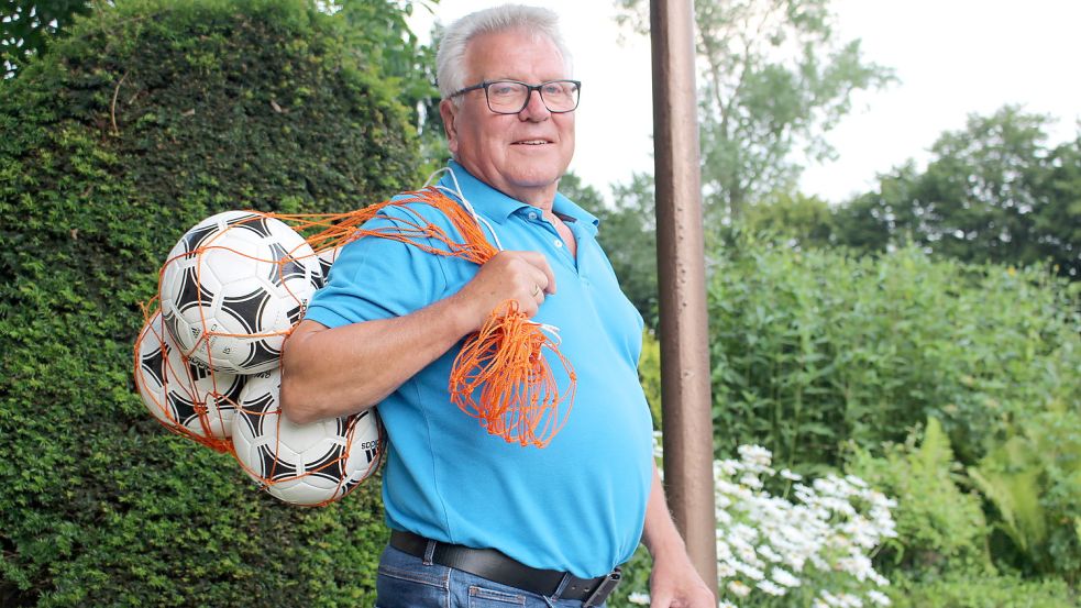 Der Wiesmoorer Franz Krieger bereitet den Auftritt seiner Fußballkollegen bei der WM für U70-Mannschaften in Dänemark vor. Der 74-Jährige gehört selber auch zum Kader und übernimmt Fahrdienste. Foto: Wolf-Rüdiger Saathoff