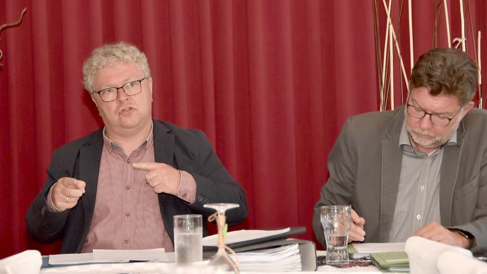 Kämmerer Stephan Weers (hier links neben Gemeindedirektor Gerhard Ihmels) erläuterte die Osteeler Haushaltszahlen. Foto: Thomas Dirks