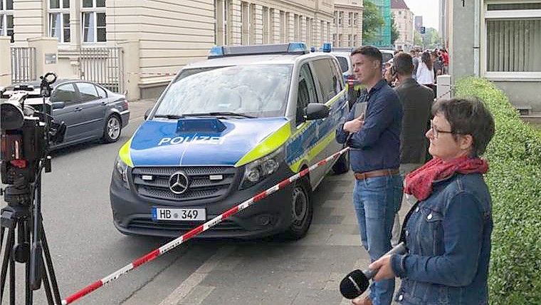 Besorge Eltern warten vor dem Bremerhavener Lloyd-Gymnasium auf ihre Kinder. Foto: Brockmann/Nord24.de