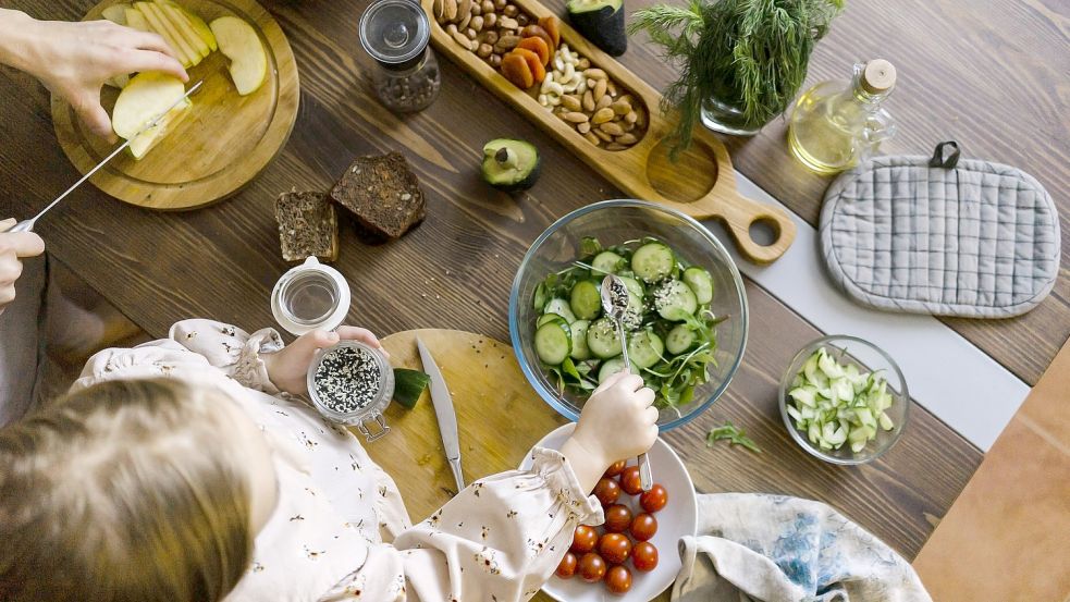 Laut Robert Koch-Instituts haben sich von 2015 bis 2017 1,4 Prozent der Kinder zwischen sechs und elf Jahren vegan oder vegetarisch ernährt. Foto: IMAGO IMAGES/Westend61 (Symbolfoto)