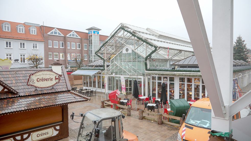 In den kommenden Wochen wird aus der Markthalle ein „Weihnachtszauberland“. Was dort langfristig passiert, ist weiter offen. Foto: Romuald Banik
