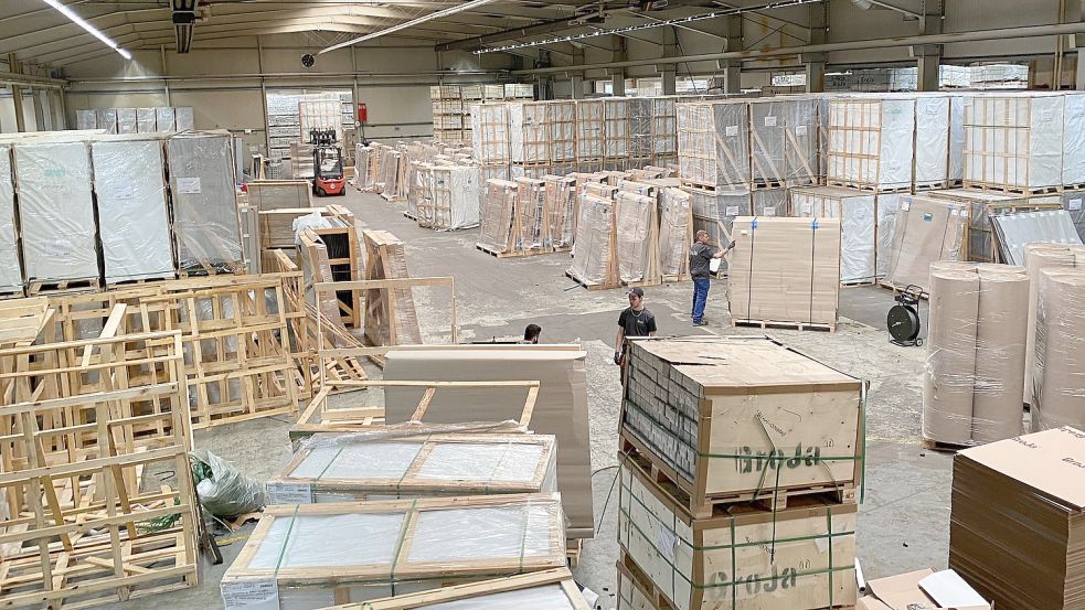 Ware so weit das Auge reicht: Die ehemalige Linde-und-Wiemann-Halle ist von innen kaum wiederzuerkennen. Foto: Holger Janssen