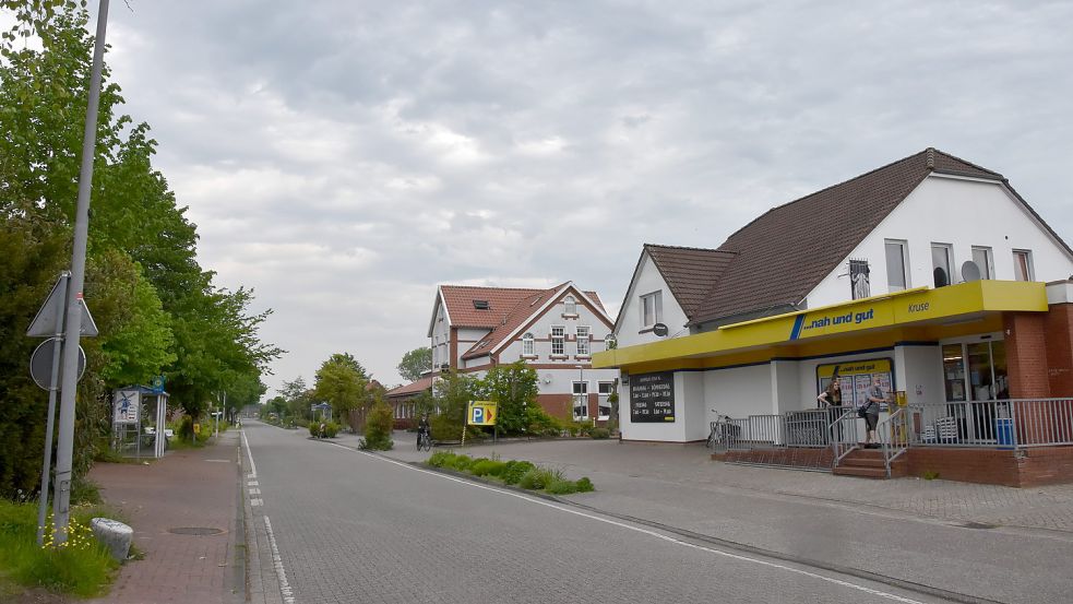 Hier, vor dem Supermarkt im Ortskern von Leezdorf, geschah zwei Tage vor Weihnachten 2019 die jetzt gerichtlich aufgearbeitete Tat. Foto: Thomas Dirks