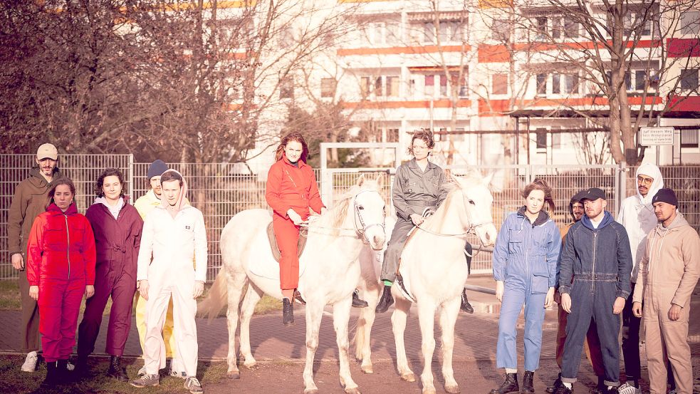 Die Radikalen Töchter auf Pferden, im roten Anzug Cesy Leonard. Foto: Patryk Witt.