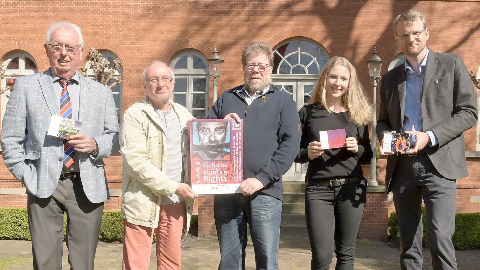 Landschaftsrat Hilko Gerdes (stellvertretender Landschaftspräsident der Ostfriesischen Landschaft, von links), Jörg Köhler (Vorsitzender „Aurich zeigt Gesicht“), Hans Freese (Vorsitzender von Oostfreeske Taal i. V.), Grietje Kammler, Leiterin des Plattdüütskbüros, und Landschaftsdirektor Dr. Matthias Stenger präsentieren die Menschenrechte up Platt. Foto: privat