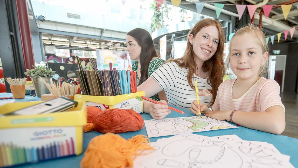 Die achtjährige Henni Alex malte am Dienstag gemeinsam mit Alina Fette (Kunstschule Miraculum). Foto: Romuald Banik