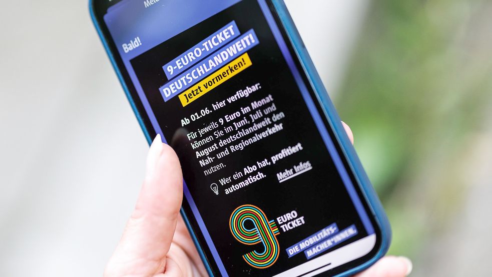 In der App der Münchner Verkehrsgesellschaft wird auf das Neun-Euro-Ticket hingewiesen. Die Neun-Euro-Tickets sollen bundesweit Fahrten im Nah- und Regionalverkehr für jeweils neun Euro im Monat ermöglichen. Foto: DPA