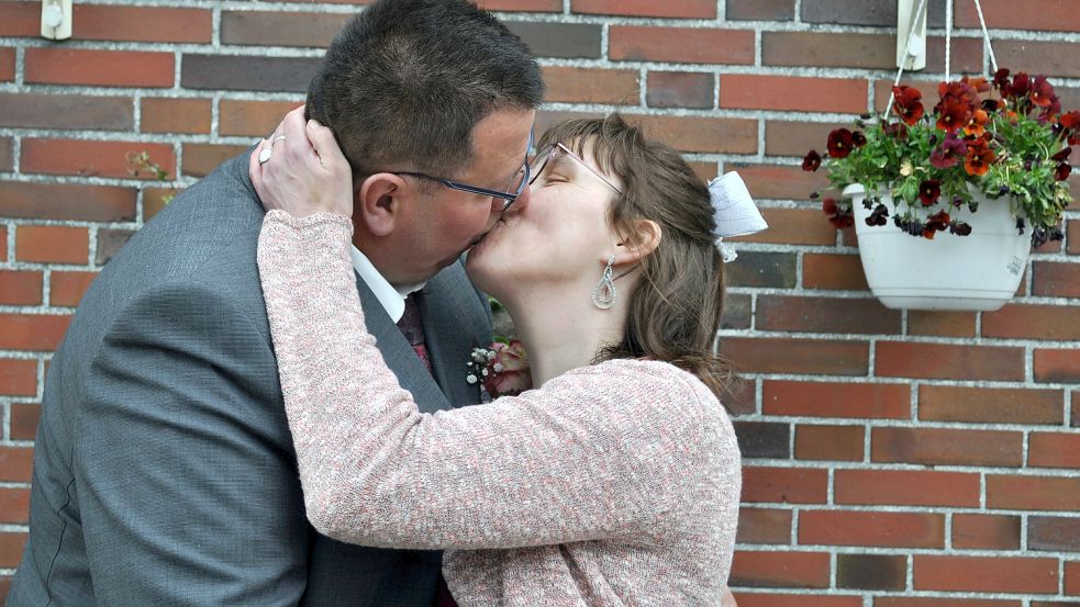 Albert und Marianne Hoofdmann bei ihrer standesamtlichen Trauung. Am Samstag heiratet das Paar kirchlich – aber entgegen erster Pläne ohne TV-Kameras. Foto: privat
