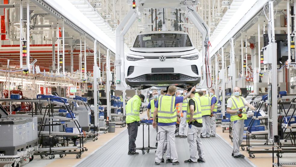 Am Freitag begann in Emden die Produktion des vollelektrischen VW ID 4. Für das Volkswagen-Werk ist es der Beginn einer neuen Ära. Foto: Romuald Banik