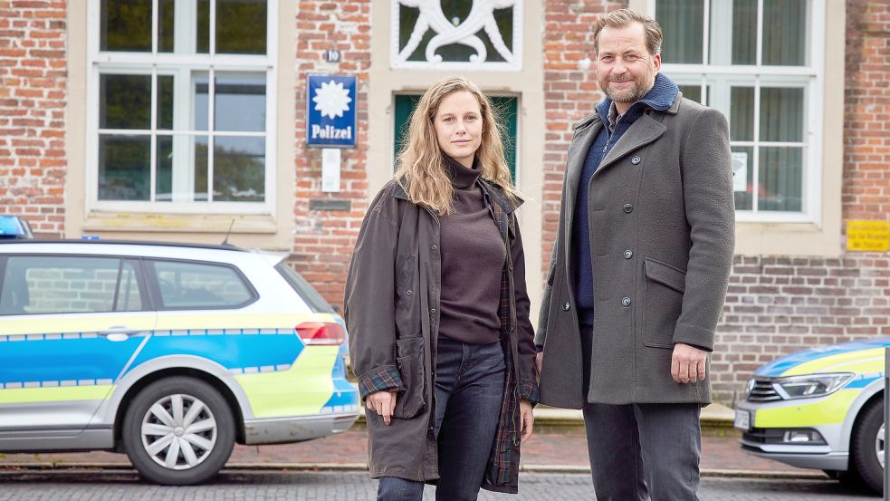 Drehstart zu „Ostfriesenwut“: Ann Kathrin Klaasen (Picco von Groote) und Frank Weller (Christian Erdmann) sind den Tätern für den ZDF-Samstagskrimi in und um Norden wieder auf der Spur. Foto: Sandra Hoever