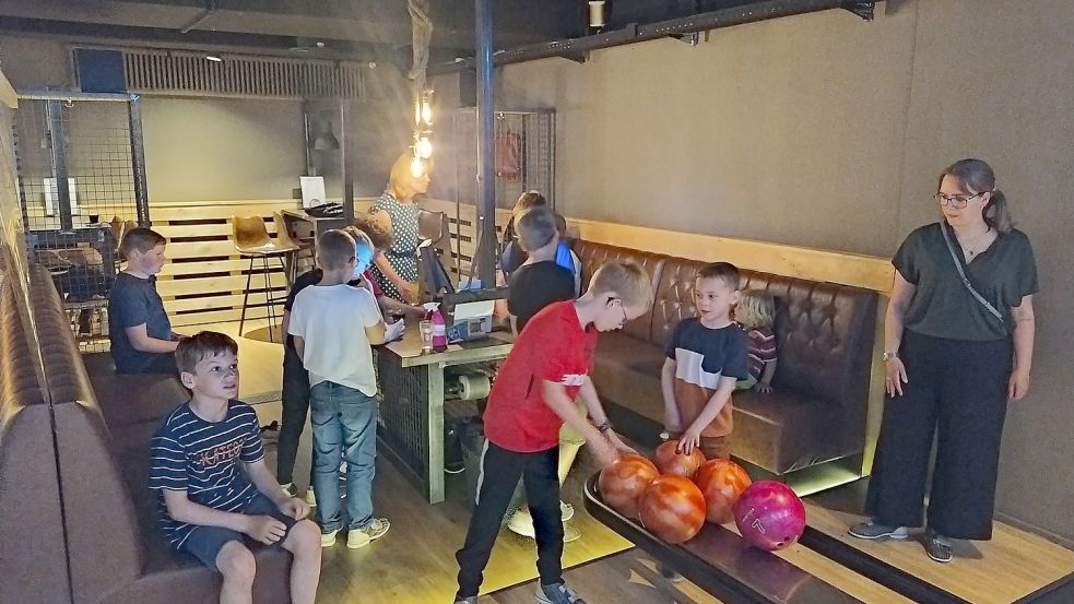 Beim Bowling hatten die Kinder aus Ihlow und der Ukraine viel Spaß. Foto: Jugendpflege Ihlow