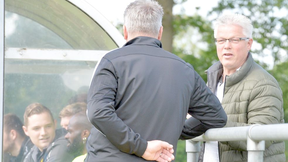 Der neue TuS-Trainer Bruno Mönck (rechts) sah sich das Spiel an.