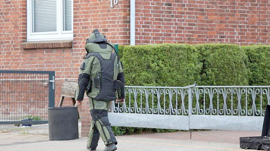 Sogar der Kampfmittelräumdienst war in Itzehoe im Einsatz. Foto: Florian Sprenger