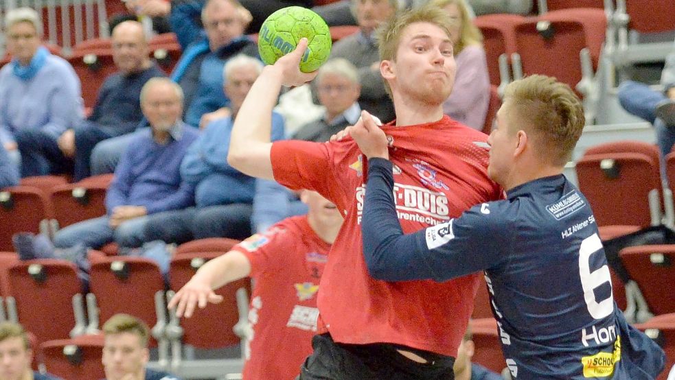 Schon in der Punktrunde hatten die Auricher (mit Ball Maxim Pliuto) ihre Probleme mit der Ahlener SG. Foto: Bernd Wolfenberg