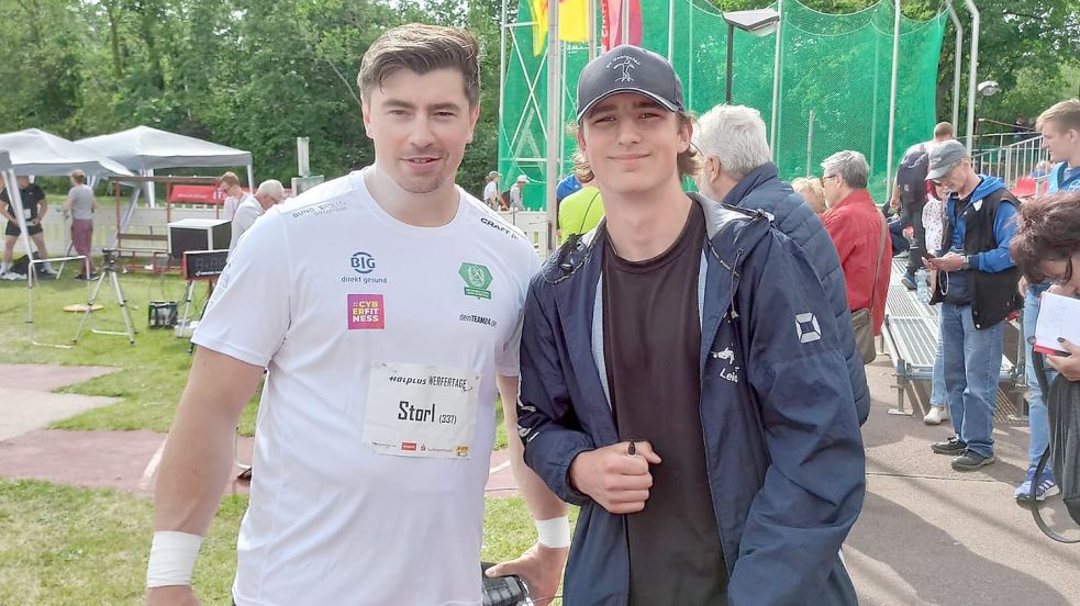 Bei den Werfertagen in Halle traf der Georgsheiler Nachwuchsathlet William Wolzenburg (rechts) unter anderem den zweifachen Kugelstoß-Weltmeister David Storl. Foto: privat