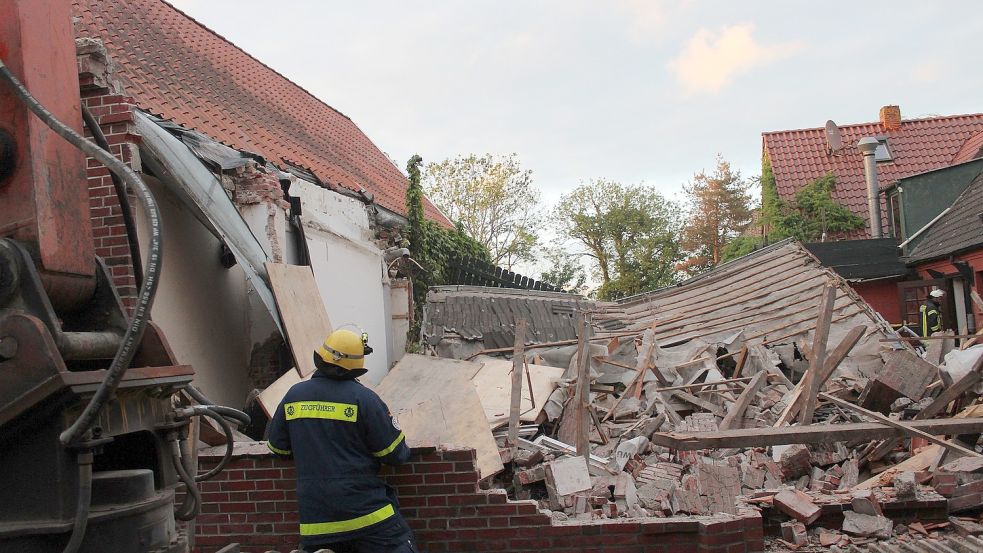 Ein einsturzgefährdetes Haus in Greetsiel musste am Samstag abgerissen werden. Foto: Feuerwehr Krummhörn