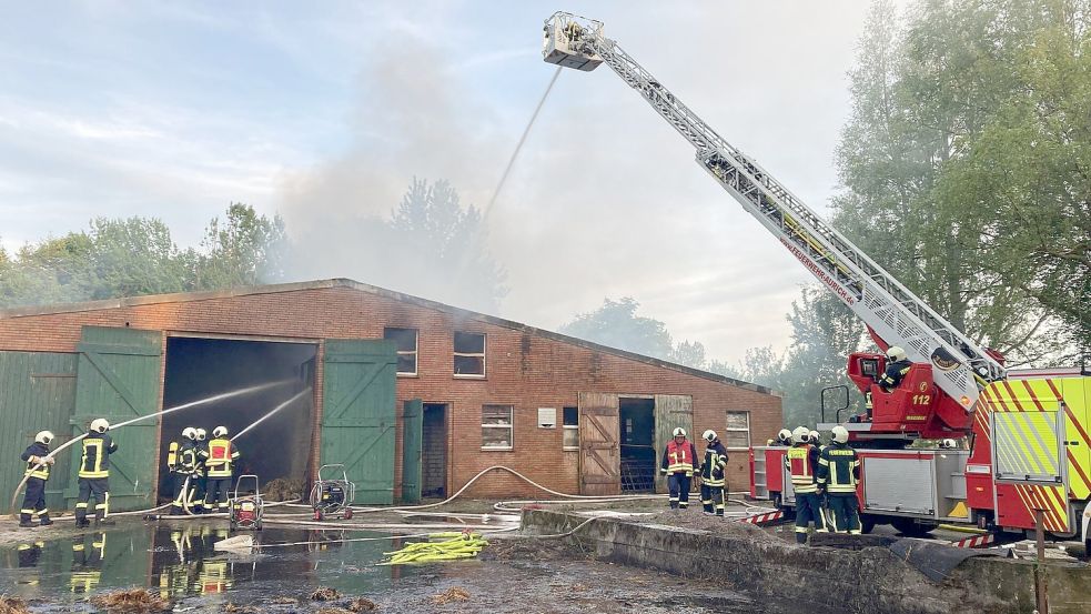 Auch die Drehleiter ist im Einsatz. Foto: Imke Cirksena