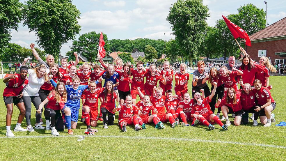 Spielerinnen und das Trainer- und Betreuerteam der SpVg Aurich feierten ausgelassen nach dem 4:2-Sieg im letzten Spiel beim TuS Lutten in der Landesliga Weser-Ems Aufstiegsrunde. Damit gelang ihnen der Sprung in die Oberliga. Fotos: Helmut Vortanz