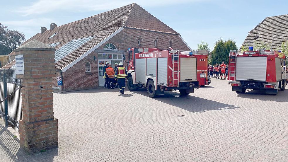 Mitglieder von vier Südbrookmerlander Feuerwehren sind am Gebäude der Moor-Apotheke in Moordorf im Einsatz. Foto: Holger Janssen