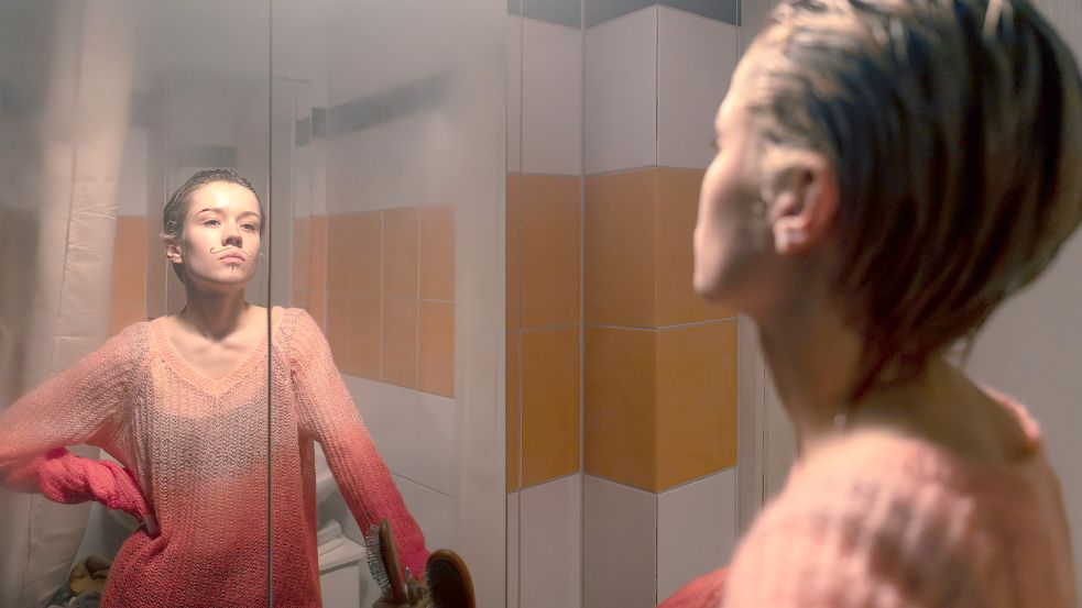 Charlie (Lea Drinda) ist auf der Suche nach sich selbst und findet dabei erstmals Raum, sich auszuprobieren. „Becoming Charlie“. ZDFneo, Di., 20.15 Uhr. Foto: ZDF und Tatiana Vdovenko. Foto: ZDF /Tatiana Vdovenko