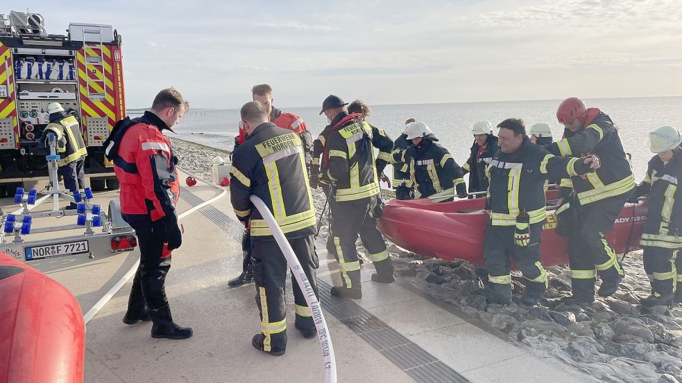 Die Feuerwehr war mit ihrem Schlauchboot dem Surfer und dem Mann entgegengepaddelt. Foto: Feuerwehr