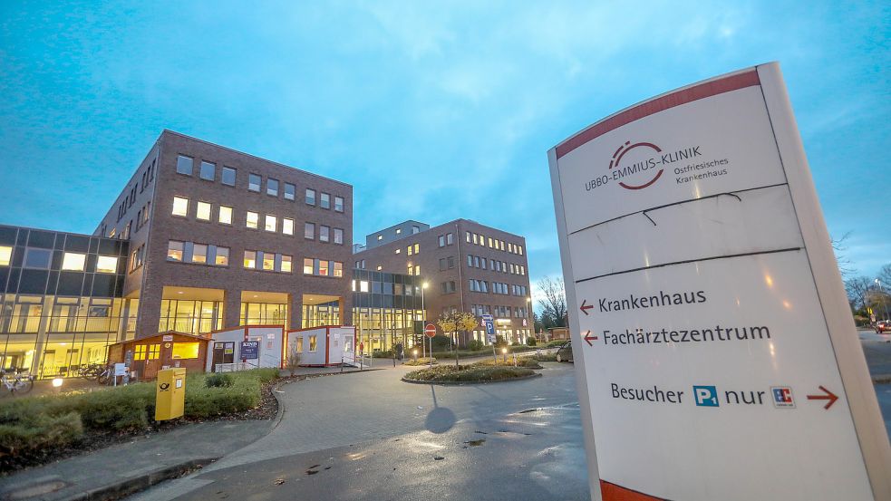 Die Trägerschaft der Kliniken in Aurich (im Bild), Norden und Emden schreibt rote Zahlen. Der Landkreis Aurich muss mehr Verlustausgleich zahlen als geplant. Foto: Romuald Banik