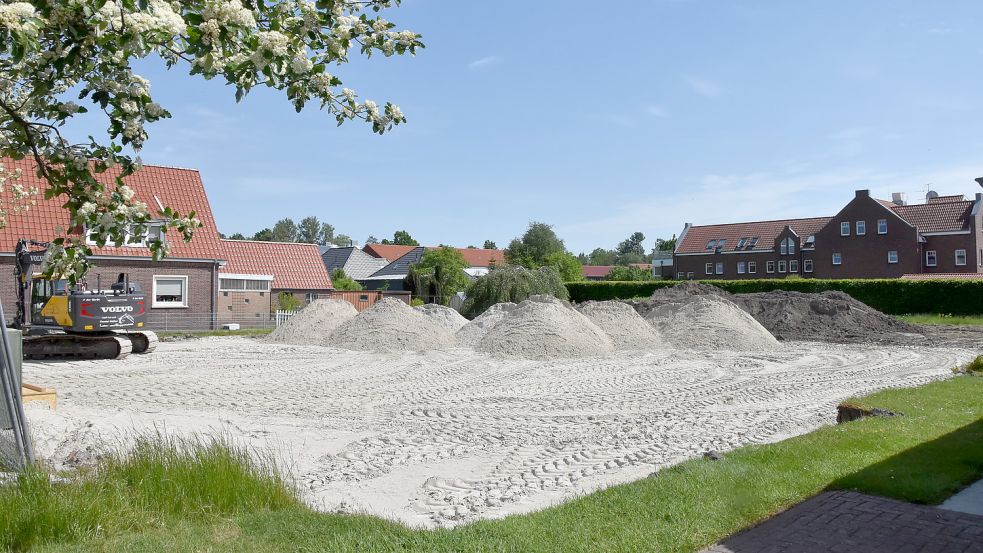 Mutterboden raus, Sand rein: Die 2000 Quadratmeter große Fläche nördlich des Liekedeler-Seniorenhuus (hinten rechts) wird für den Bau vorbereitet. Foto: Thomas Dirks