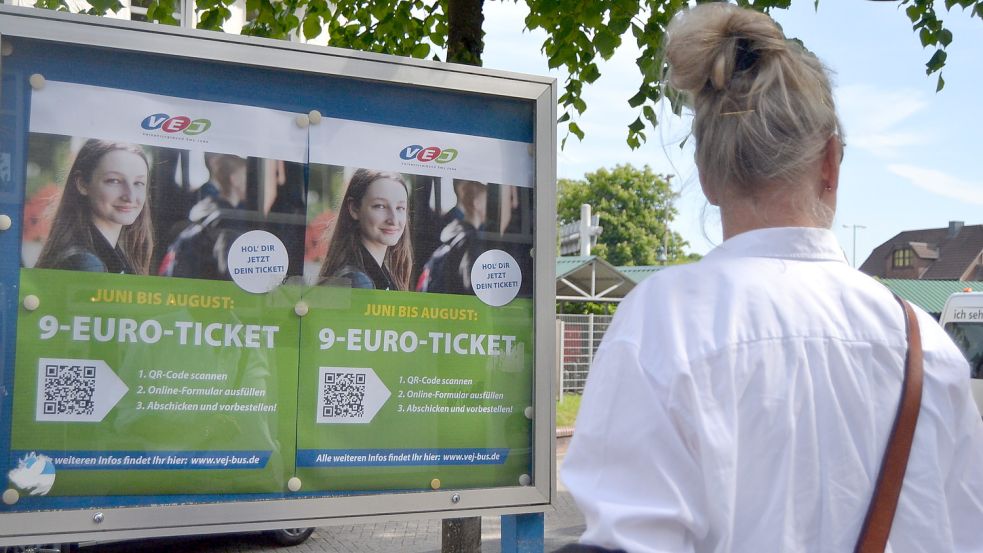 In Schaukästen am Auricher Zob wird für das Neun-Euro-Ticket geworben. Foto: Neelke Harms