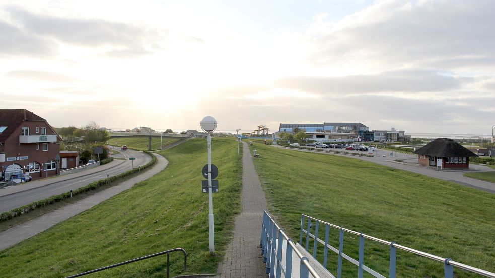 Der Deich trennt in Bensersiel den Ort vom Hafen. Mit Fußgängerbrücken und Aussichtsplattformen macht man touristisch das Beste draus. Foto: Oltmanns