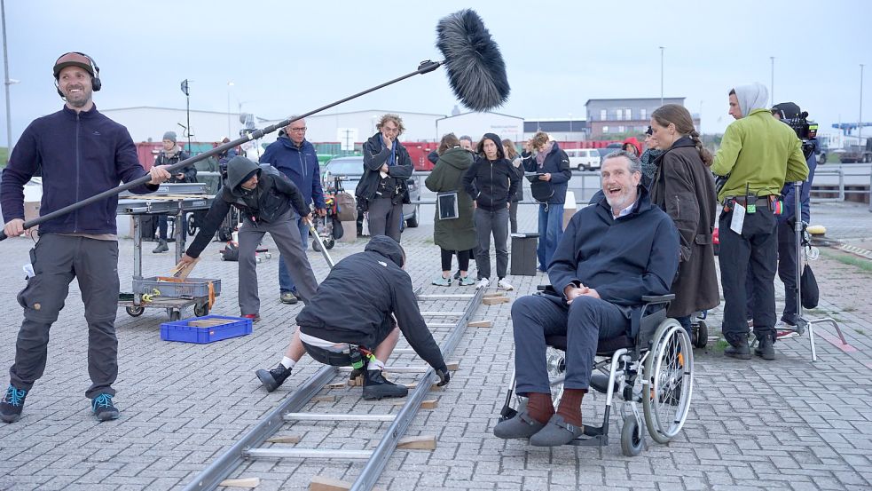 Stürmischer Drehtag am Norddeicher Hafen mit Kai Maertens (Ubbo Heide, im Rollstuhl). Foto: Schiwago Film