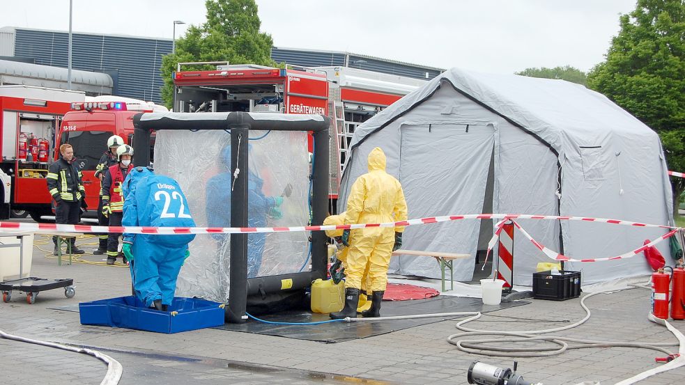 Die Spezialkräfte des Landkreises Aurich müssen nach ihrem Einsatz dekontaminiert werden. Foto: Imke Cirksena