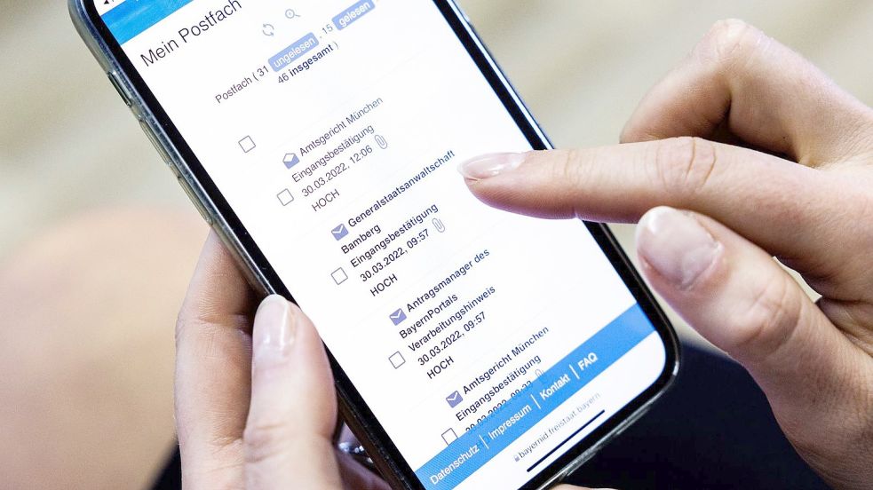 Seit Anfang Februar können Bürger in Bayern über die «BayernApp» Klagen bei den Gerichten oder Strafanzeigen bei den Staatsanwaltschaften online einreichen. Foto: Matthias Balk/dpa Foto: Matthias Balk