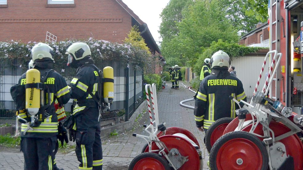 Ein Atemschutztrupp der Feuerwehr Aurich war am Dienstagabend im Einsatz. Foto: Neelke Harms