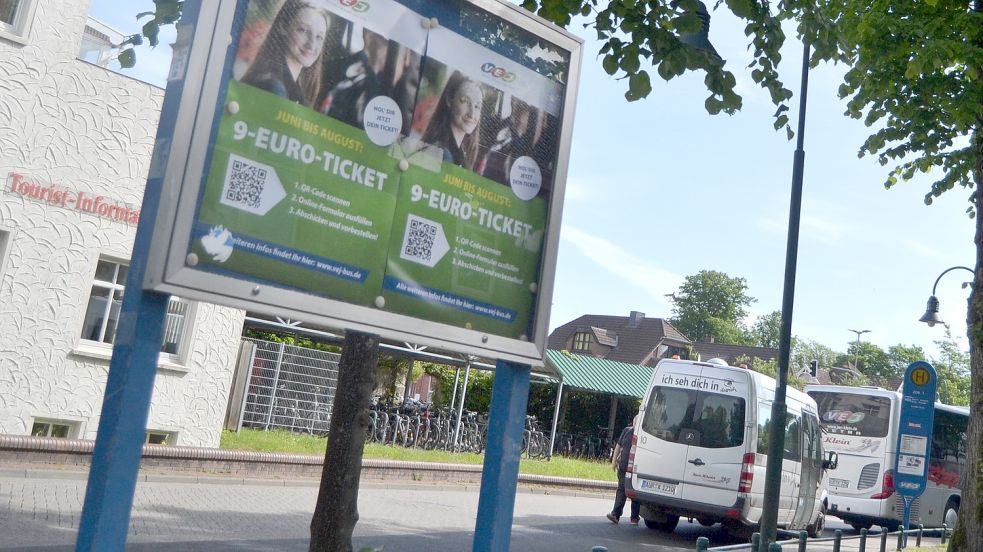 Auch am Auricher Busbahnhof (ZOB) wird für das Neun-Euro-Ticket geworben, das von Juni bis August gilt. Foto: Neelke Harms