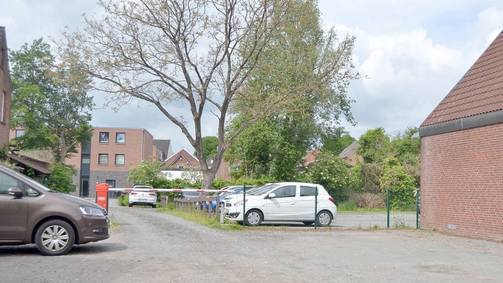 Die Pläne werden jetzt jedoch hinterfragt. Die Verwaltung plädiert dafür, den Baumbestand zu erhalten und mit Rasengittersteinen einerseits Parkplätze zu schaffen, andererseits Versiegelung zu vermeiden. Foto: Neelke Harms